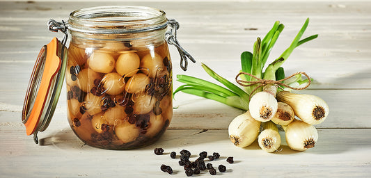 Oignons blancs aux raisins de Corinthe en conserve