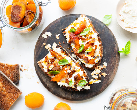 Tartines ricotta, abricots secs & basilic