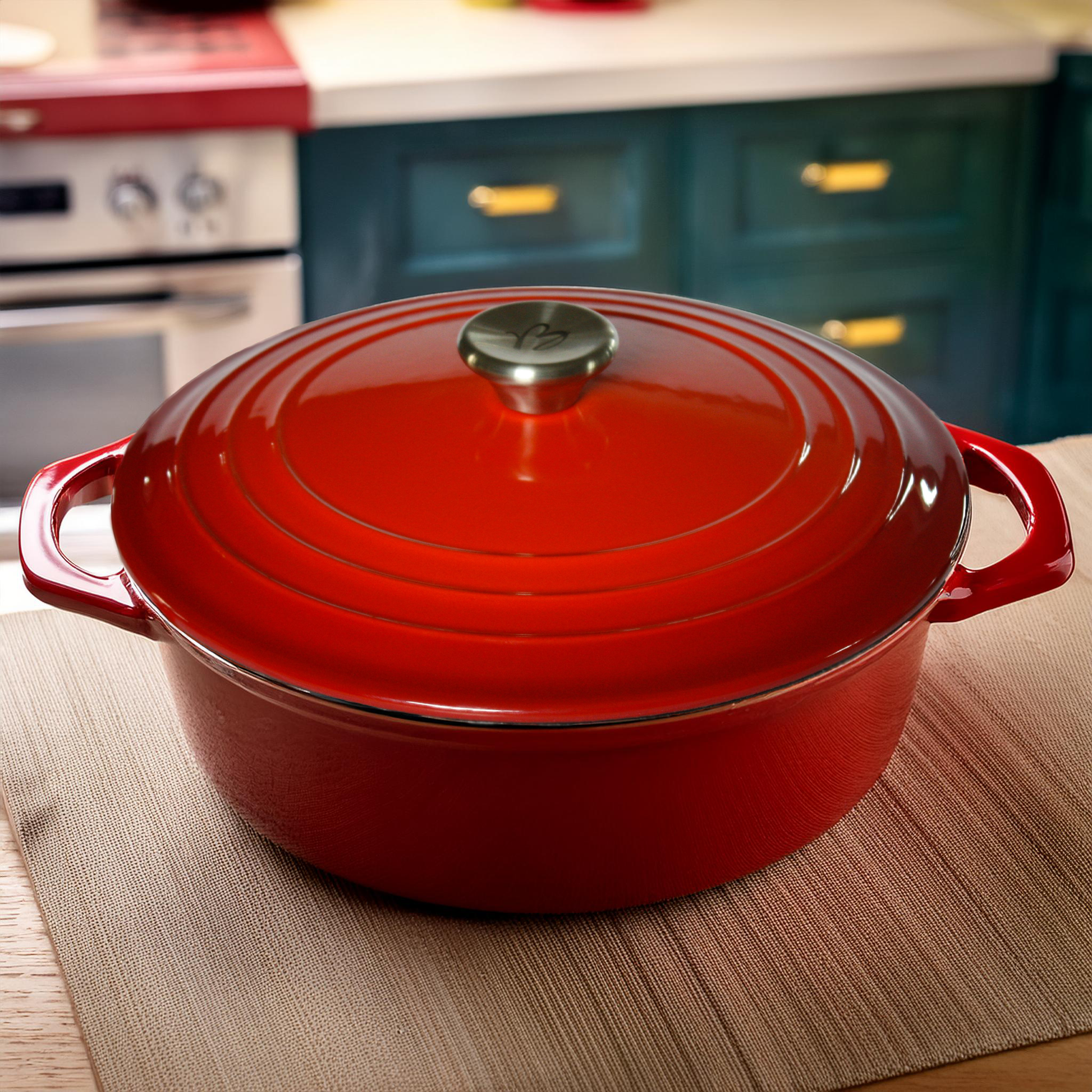 Cocotte ronde en fonte rouge dans une cuisine